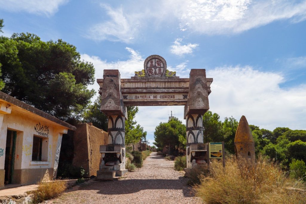 Portada de entrada a la Batería de Cenizas